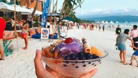 Melihat semangkuk es ini pasti rasanya segar. Ini adalah Halo-halo yang merupakan dessert khas Filiphina. Foto makanan ini diambil di Boracay, Filiphina. Isiannya ada jagung, kacang merah, jelly, nangka, susu hingga es krim yang manis dingin! (Foto: Instagram Girl Eat World)