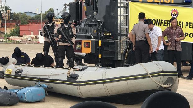 Perahu karet yang digunakan untuk mengangkut sabu 1 ton.