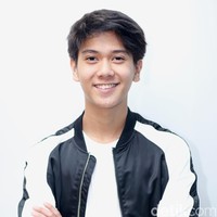 Iqbaal Dhiafakhri Ramadhan lebih dikenal sebagai Iqbaal CJR karena memulai kariernya sebagai personel Coboy Junior yang kemudian berganti nama menjadi CJR. Bagi kids jaman now atau anak masa kini yang memiliki media sosial, sosok Iqbaal cukup populer. Pengikutnya di Instagram mencapai lebih dari 4 juta. Dan pada 2017 ini, namanya sempat masuk dalam rangking pencarian Google berkat perannya sebagai Dilan di film Dilanku 1990. Film tersebut diangkat dari novel laris yang disukai anak-anak muda. Foto: Asep Syaifullah