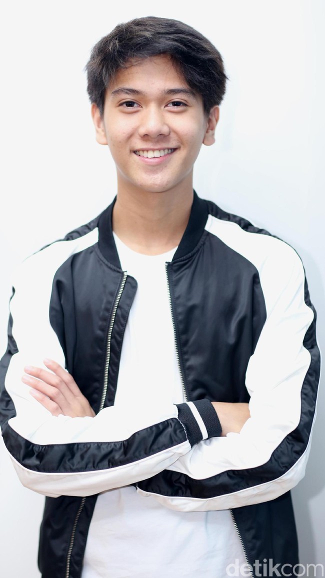 Iqbaal Dhiafakhri Ramadhan lebih dikenal sebagai Iqbaal CJR karena memulai kariernya sebagai personel Coboy Junior yang kemudian berganti nama menjadi CJR. Bagi kids jaman now atau anak masa kini yang memiliki media sosial, sosok Iqbaal cukup populer. Pengikutnya di Instagram mencapai lebih dari 4 juta. Dan pada 2017 ini, namanya sempat masuk dalam rangking pencarian Google berkat perannya sebagai Dilan di film Dilanku 1990. Film tersebut diangkat dari novel laris yang disukai anak-anak muda. Foto: Asep Syaifullah