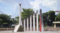 Di tiang tersebut terdapat prasasti bertuliskan; 17 Juli 1957 Pemantjangan Tiang Pertama Kota Palangka Raya Ibu Kota Propinsi Kalimantan Tengah Oleh P.M.J Presiden RI Dr. Ir. Soekarno. (Foto: Noval/detikcom)