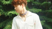 Sama seperti Chen, Suho juga tampil dengan kemeja putih. (Dok. Twitter/@EXO)