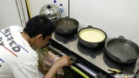 Seorang pegawai sedang menyelesaikan pembuatan Markobar.