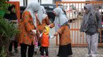 Keceriaan dan Isak Tangis Warnai Hari Pertama Sekolah TK