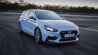 Sebelum diluncurkan, Hyundai telah menguji mobil ini total sejauh 10.000 km di sirkuit Nürburgring. Transmisi manual enam percepatannya membuat perpindahan gigi lebih sempurna. Foto: Pool (Motor1)