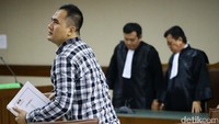Saipul berdiri dari kursi terdakwa untuk menghampiri jaksa.