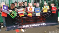 Massa membentangkan spanduk tuntutan di depan gerbang gedung KPK.