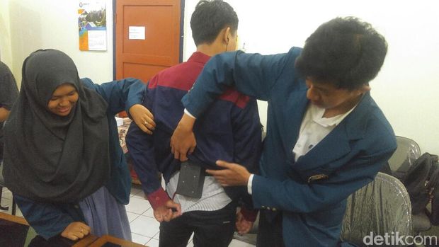 Mahasiswa Undip Ciptakan Jaket untuk Memandu Tuna Netra