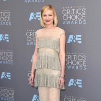 Kristen Dunst memakai gaun Chanel yang dipadu dengan pump Roger Vivier dari seri Papillon de Nuit pumps koleksi Spring 2016. Aksen manis berupa pita buntal pada bagian belakang sepatu setinggi 10 cm itu menyelipkan kesan manis sekaligus dramatis pada penampilan Kirsten. Foto: Getty Images