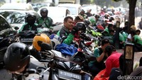 Puluhan sepeda motor milik driver ojek online itu dibariskan di sisi jalan.