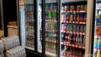 Harga makanan yang dijual pun tidak berbeda jauh dengan Sevel di Indonesia kala itu. detikFinance membeli minuman teh dalam kaleng dan cokelat, masing-masing sekitar 3 ringgit Malaysia dan 4 ringgit Malaysia.