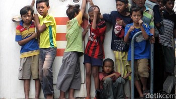 Kepadatan penumpang KRL di era dulu, yang meluber dari atap sampai ke sisi gerbong. Foto: detikcom