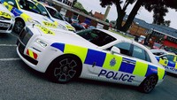 Dibalut dengan cat berwarna putih, salah satu modelnya menggunakan livery khas kepolisian dilengkapi dengan lampu emergency. Meski mobil ini digunakan untuk berpatroli, Rolls-Royce masih meninggalkan kesan mewah khususnya di bagian interior. Foto: Carscoops
