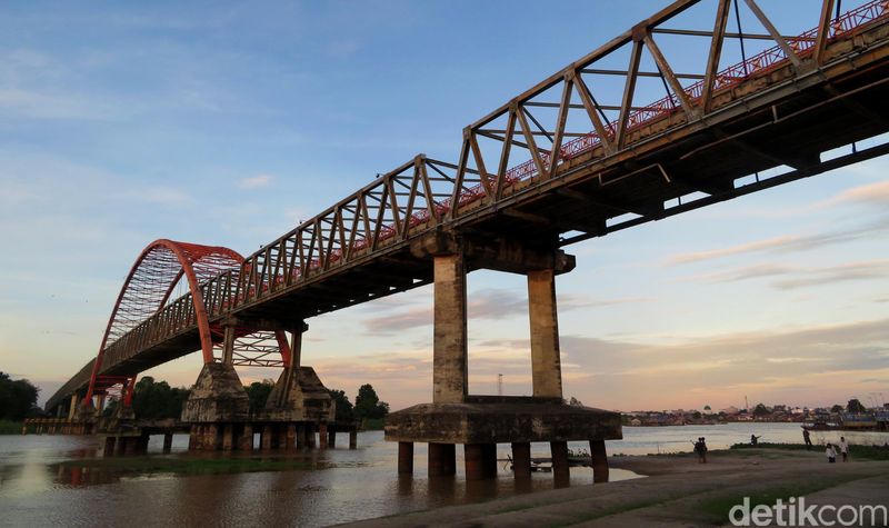 Jembatan Kahayan menjadi salah satu landmark Kota Palangkaraya. Jembatan ini dibangun  pemerintahan Presiden Soeharto di tahun 1995, dan diresmikan pada tahun 2001.