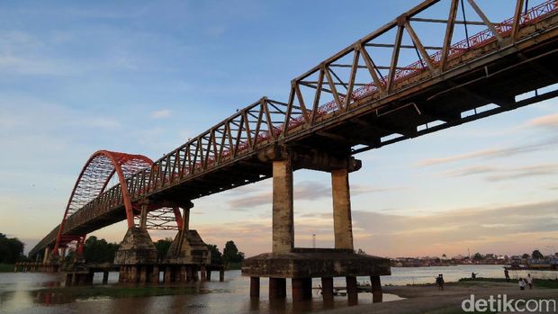 Megahnya Jembatan Kahayan Sang Ikon Palangka Raya Jembatan Kahayan menjadi salah satu landmark Kota Palangkaraya. Jembatan ini dibangun pemerintahan Presiden Soeharto di tahun 1995, dan diresmikan pada tahun 2001.