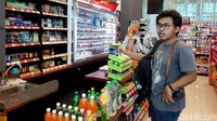 Pembeli yang datang pun membeli makanan atau minuman yang diinginkan dan langsung bergegas keluar, layaknya membeli di minimarket pada umumnya. Salah seorang kasir Sevel di Puteri Harbour, Shyam mengungkapkan beberapa pembeli masih ramai mendatangi Sevel yang buka 24 jam ini. Lokasi Sevel lain pun masih tersedia di dua titik sekitar Puteri Harbour.