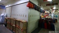 Hanya beberapa toko yang masih buka.