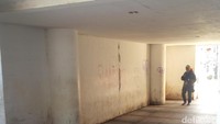 Lorong itu berada di kedua sisi bawah JPO di Jalan Asia Afrika, Kota Bandung. Masyarakat yang hendak ke Alun-alun Bandung dari Gedung Merdeka atau sebaliknya, pasti melewati lorong horor ini. Foto: Mukhlis Dinillah