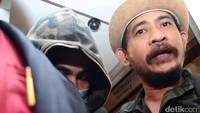 Axel Matthew dibawa oleh petugas untuk menjalani BAP. Pool/Ismail/detikFoto.