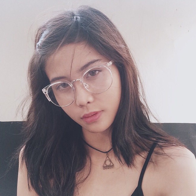 Mula polos Awkarin dengan kacamata Foto: dok. Instagram (Awkarin)