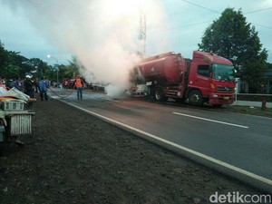 Truk Tangki Pertamina Terbakar di Banyuwangi