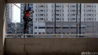 Para pekerja menyelesaikan proyek Wisma Atlet di Kemayoran, Jakarta. 
