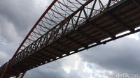 Seperti namanya, Jembatan Sungai Kahayan terbentang di atas Sungai Kahayan dengan panjang 640 meter dan lebar 9 meter.