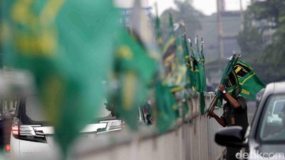 Puluhan Bendera Partai Dicopot Satpol PP