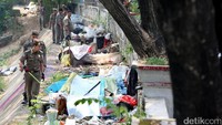 Para petugas yang terdiri dari Satpol PP, Dishub, dan Sudinsos Jakarta Selatan menyisir tempat tinggal PMKS di bantaran Sungai Kali Ciliwung.