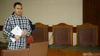 Saipul meninggalkan ruang sidang sambil membawa berkas tuntutan.