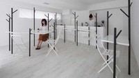 Cafe Ki, coffee shop minimalis di Tokyo punya tema pohon abstrak. Memberikan tempat nyaman bagi pengunjung untuk menggantung topi dan jaket sebelum minum kopi. (Foto: Istimewa)