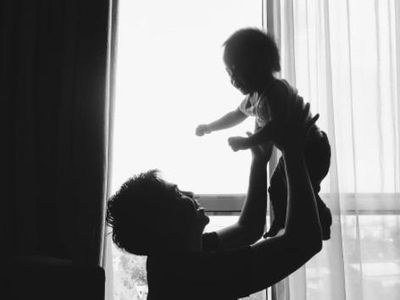 Foto: Lucu! Saat Ayah Seru-seruan Sama Anak Laki-lakinya 