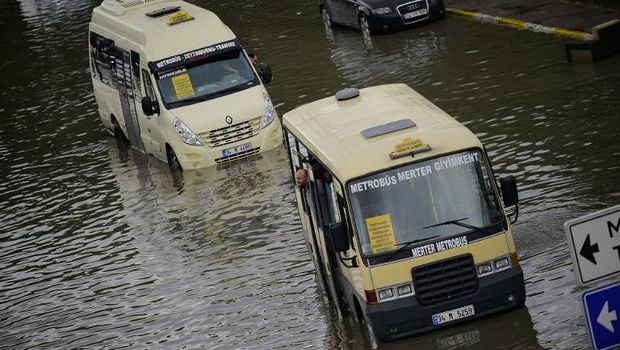 Kendaraan di ruas jalanan dekat stasiun metro Zeytinburnu terjebak banjir