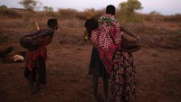 Para gadis nantinya akan memikul batu menuju tempat pengasingan. Batu ini nantiya sebagai alas duduk pada saat upacara sunat (Siegfried Modola/REUTERS)