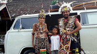 Di Kalimantan, Wayan menyusuri pedalaman Dayak dari Banjarmasin menuju Tenggarong, Kutai, Balikpapan, Samarinda dan Bontang. Di pedalaman suku Dayak di Desa Pampang, Samarinda, Wayan bertemu dengan tokoh-tokoh masyarakat suku Dayak untuk mengenal nilai-nilai kearifan suku Dayak yang tidak dijumpai di daerah lain. (Foto dok pribadi)