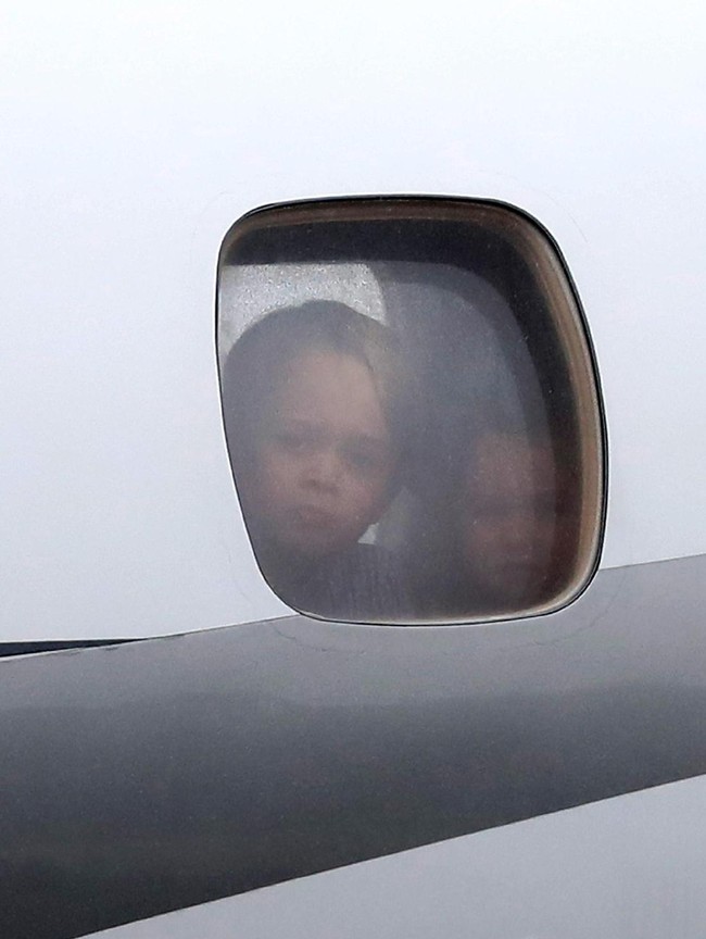 Seolah tak sabar melihat dunia yang baru, Pangeran George yang Sabtu (22/7/2017) lalu genap berusia 4 tahun dan Putri Charlotte mengintip dari kaca pesawat sebelum tampil pertamakalinya di Polandia. Foto: Getty Images