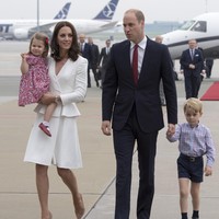 Putri Charlotte melambaikan tangan ke arah orang-orang yang menyambutnya di Polandia. Foto: Getty Images