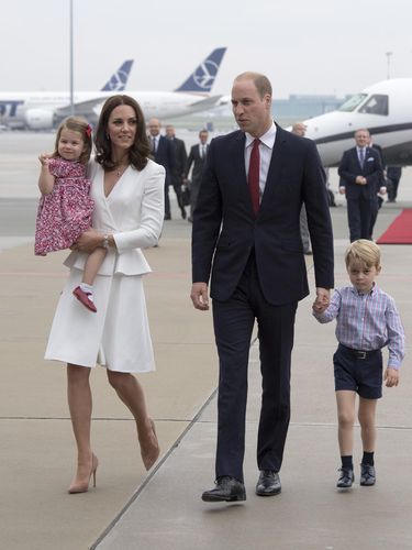 Pangeran William dan Kate beserta kedua anak mereka, Pangeran George dan Putri Charlotte.