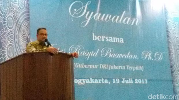 Anies Baswedan menghadiri acara syawalan di Yogyakarta.
