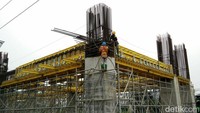 Sejumlah pekerja proyek serta berbagai alat berat pun dikerahkan untuk mengebut pengerjaan proyek tersebut.