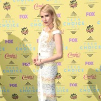 Emma Roberts menyempurnakan penampilan feminin minimalisnya dengan sandal heels Nudist rancangan Stuart Weitzman. Gayanya yang simpel menjadi ciri khas sepatu ini. Foto: Getty Images