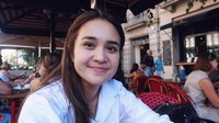 Michelle Ziudith tetap terlihat manis meski dengan mata panda saat baru tiba di Barcelona, Spanyol. (Dok. Instagram/michelleziu)