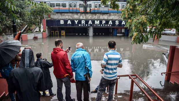 Stasiun metro Bayrampasa di Istanbul juga digenangi banjir