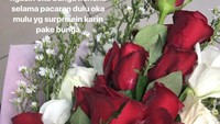 Ia pun datang membawakan bunga dipemakamannya itu. (Dok. Instagram/awkarin)