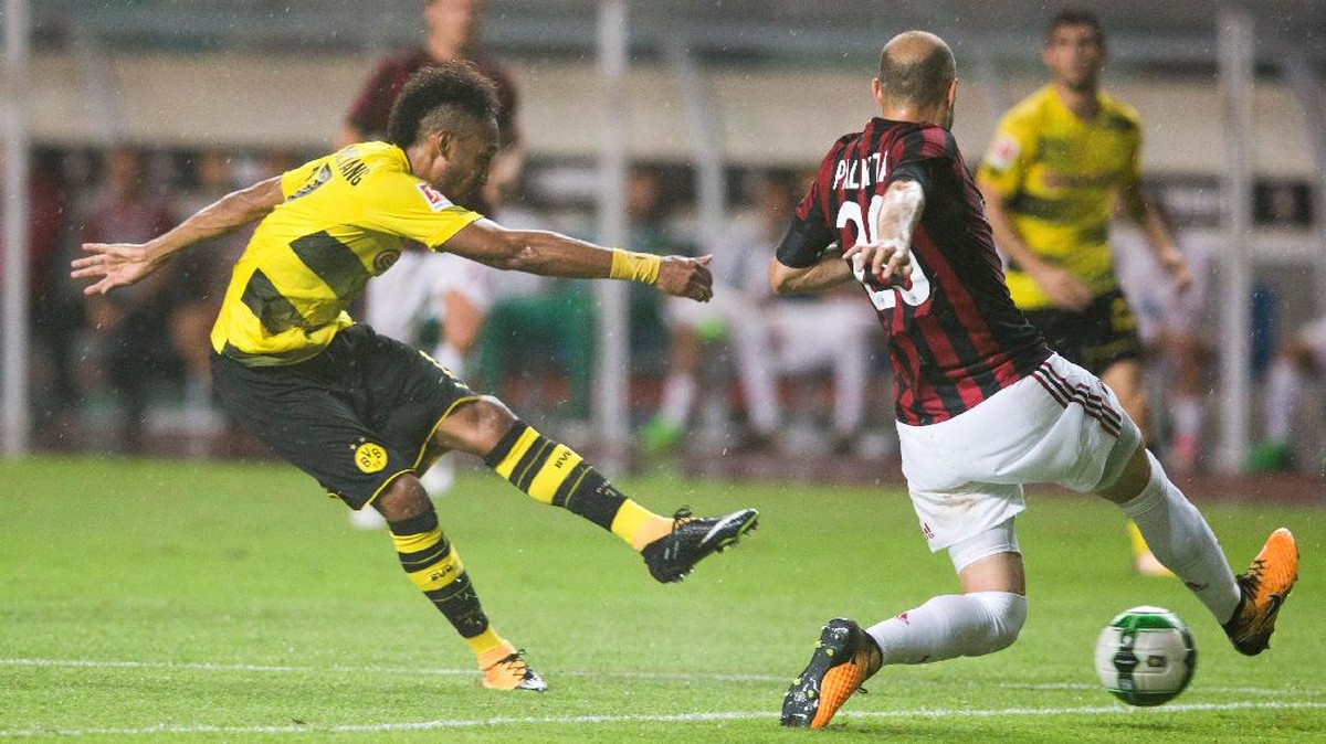 Aksi Pierre-Emerick Aubameyang saat Dortmund menghadapi AC Milan (REUTERS/Stringer)