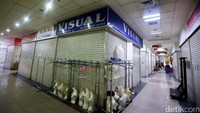 Toko-toko tampak tutup dan berhenti beroperasi.