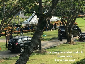 Belum Turun dari Mobil, Awkarin Tak Sanggup Lihat Langsung Oka Dikebumikan?