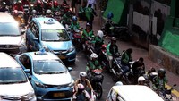 Keberadaan mereka membuat macet lalu lintas.