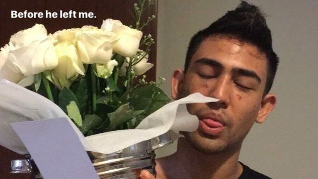 Axel Matthew Thomas dapat surat cinta dan bunga.