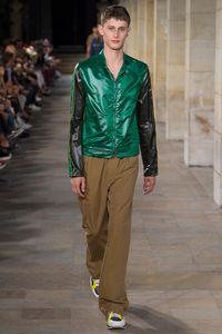 Jaket Terbaru Hermes Mirip dengan Jaket Go-Jek?